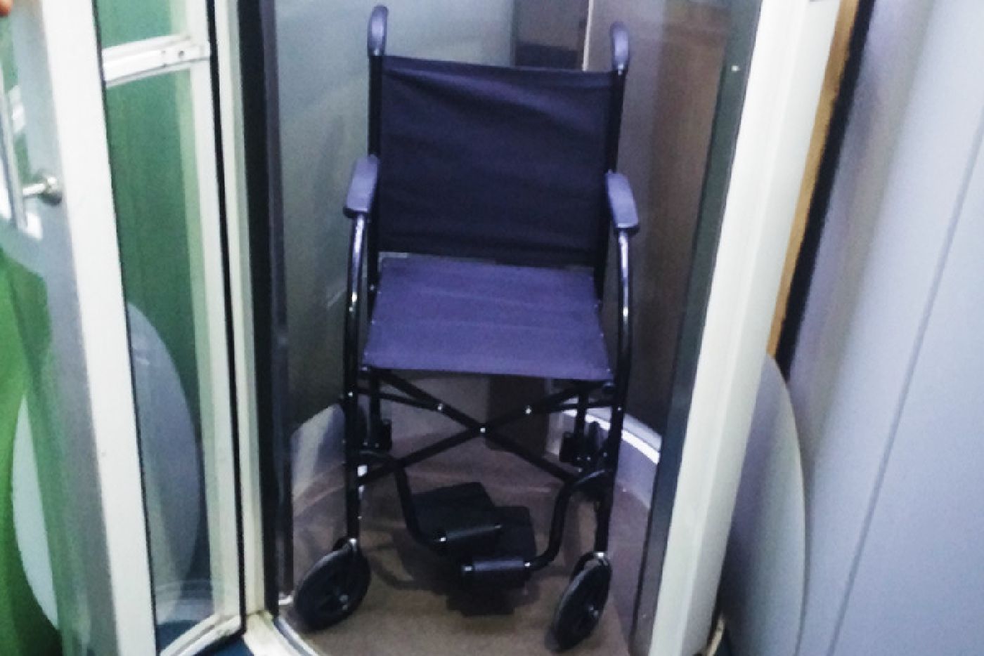 Elevador residencial panorâmico Elevac 200 instalado em residência